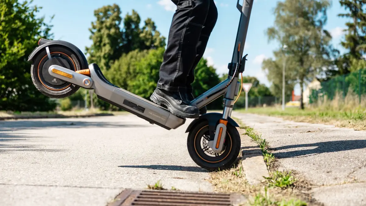 Unfallrisiko E-Scooter / ADAC Studie wertet Unfallursachen und Verletzungsmuster aus / Kinder und Jugendliche immer häufiger betroffen / Helme schützen vor schweren Verletzungen
