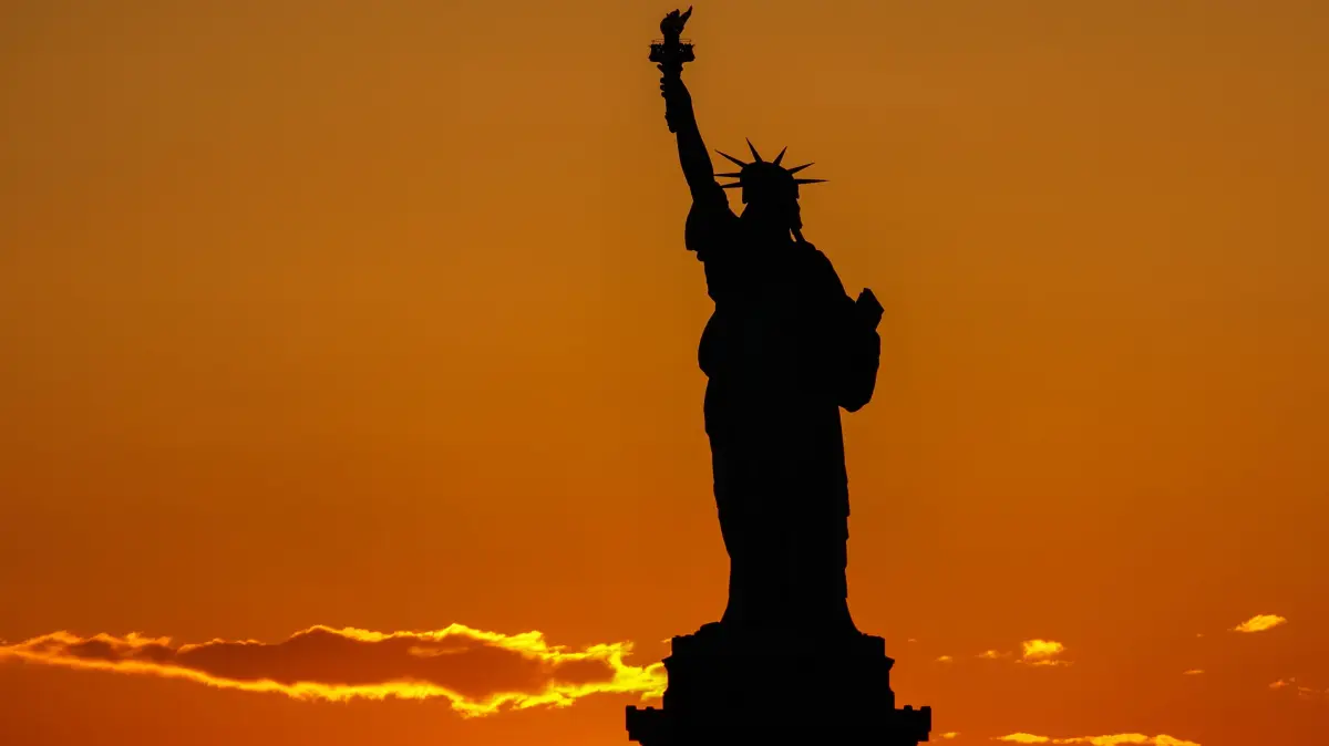 Freiheitsstatue, Sonnenuntergang, New York City, ikonisches Wahrzeichen, Silhouette, orangefarbener Himmel, ruhiges Wasser, friedliche Atmosphäre, symbolträchtige Szene, Abenddämmerung, beeindruckende Farben, touristische Attraktion, historische Bedeutung, romantische Stimmung, Reflexionen im Wasser, malerische Aussicht, Freiheit und Hoffnung, unvergesslicher Moment, idealer Fotopunkt, Natur und Architektur, Symbolbild für Wahlen, Wahl, Trump, Harris *** Statue of Liberty, sunset, New York City, iconic landmark, silhouette, orange sky, calm water, peaceful atmosphere, symbolic scene, dusk, stunning colors, tourist attraction, historical significance, romantic mood, reflections in the water, picturesque view, freedom and hope, unforgetta Copyright: xArnexAmbergx