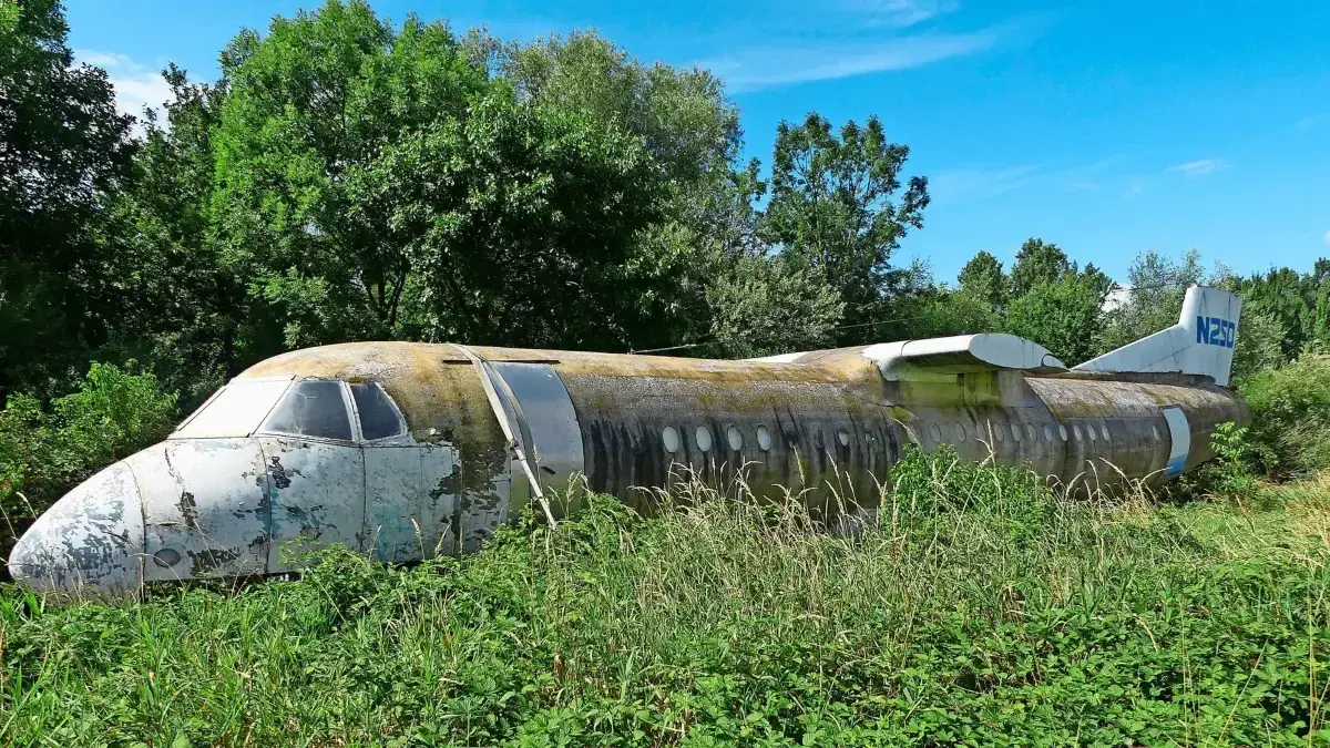 Flugzeug Wrack / Ruine auf dem Flugplatz in Lahr