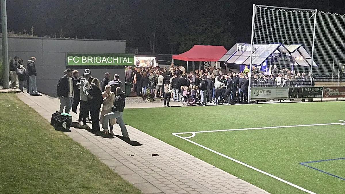 Wie beim Auftaktspiel der vergangenen Saison wird hinter dem Kunstrasenplatz gefeiert.