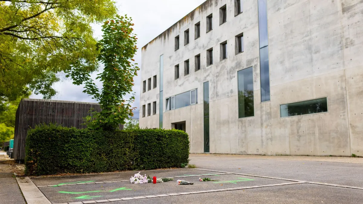 74-Jähriger stirbt nach Messerangriff in Freiburg: 09.09.2026, Baden-Württemberg, Freiburg im Breisgau: Blumen liegen an einem Tatort im Freiburger Stadtteil Rieselfeld. Ein 74 Jahre alter Mann ist nach einem Messerangriff am Vorabend in Freiburg in Baden-Württemberg gestorben. Der mutmaßliche Täter sei festgenommen worden, sagte ein Polizeisprecher. Bereits am Sonntag war es in Freiburg zu einem Messerangriff auf einen 29 Jahre alten Mann gekommen, der dabei schwer verletzt wurde. Der Täter wurde nicht gefasst. Die Polizei prüft einen möglichen Zusammenhang zwischen den beiden Angriffen. Foto: Philipp von Ditfurth/dpa +++ dpa-Bildfunk +++