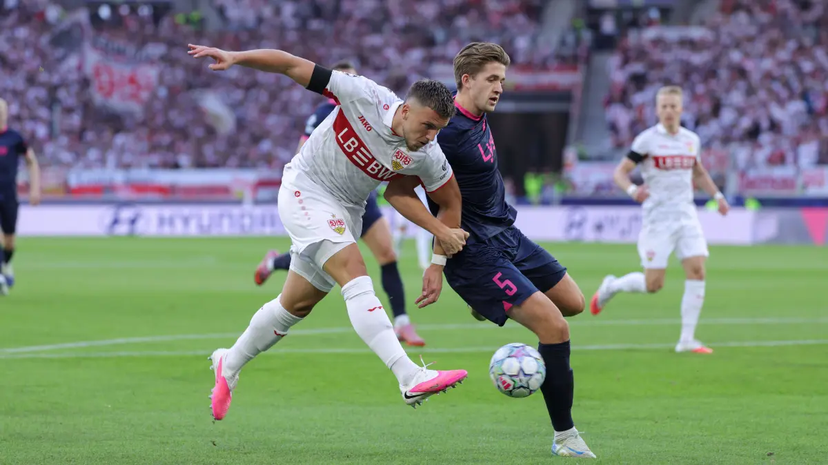 Fußball Champions League VfB Stuttgart vs. Viking Stavanger : Stuttgart , Fußball UEFA Champions League VfB Stuttgart vs. Viking Stavanger , Ermedin Demirovic VfB / Henrik Heggheim Stavanger *** Stuttgart, Soccer, UEFA Champions League, VfB Stuttgart vs. Viking Stavanger, Ermedin Demirovic VfB, Henrik Heggheim Stavanger