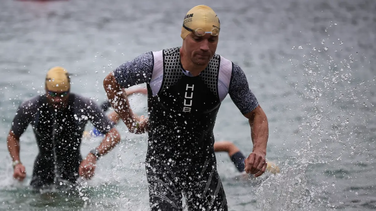 Samuel Böttinger stieg nach einem soliden Schwimmen beim Ironman 70.3 in Krakau aus dem Stausee.