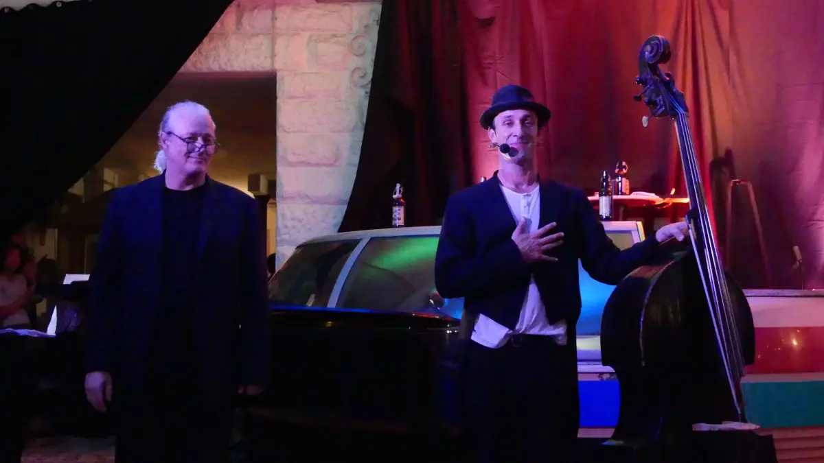 Einen gelungenen Abend mit viel Musik, Komik, Dramatik und Hintersinn bietet der Bergstadtsommer in der Klosterbergfabrik. Pianist Lukas Rodharth (links) und Kontrabassist Josef Semeleder begeistern das Publikum.