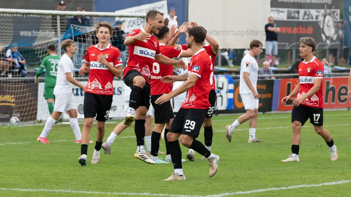 Fussball Oberliga Baden-Wuerttemberg FV Ravensburg - TSG Balingen: Jubel nach den 1:1 Ausgleich durch Christian Derflinger (TSG Balingen Fussball)
Ravensburg, Deutschland, 09.09.2026: Fussball Oberliga Baden-Wuerttemberg, FV Ravensburg gegen TSG Balingen in der Cteam Arena. Foto: Eibner-Pressefoto/Eky Eibner