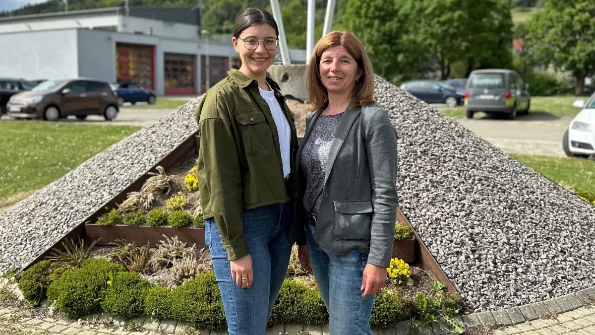 Lorena Schey aus dem Bereich Tourismus und Standortmarketing (links) sowie Diana Glatz aus dem Bereich Standortmarketing der Stadtverwaltung organisieren das erste Blumberger Oktoberfest in Eigenregie und halten dabei die Fäden zusammen.