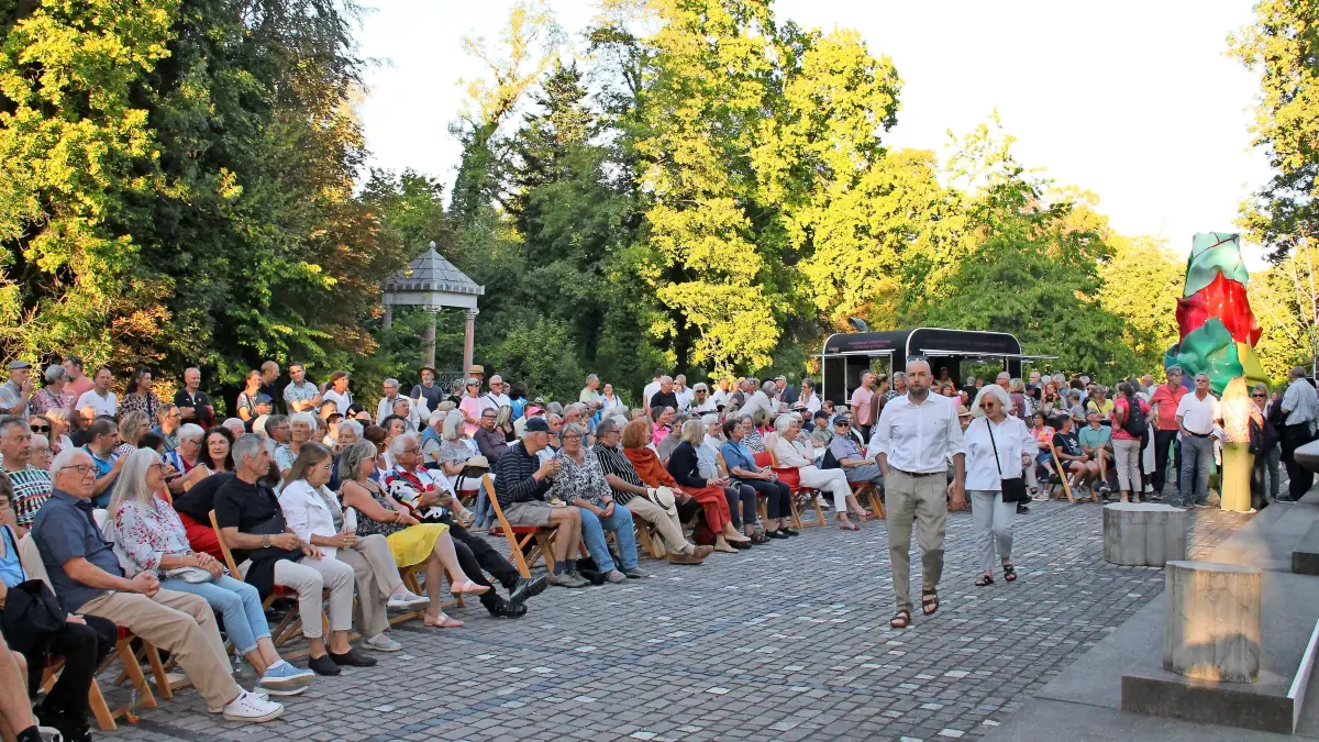 Bei herrlichem Wetter gut besucht sind die Sitzgelegenheiten auf dem Museumsvorplatz.