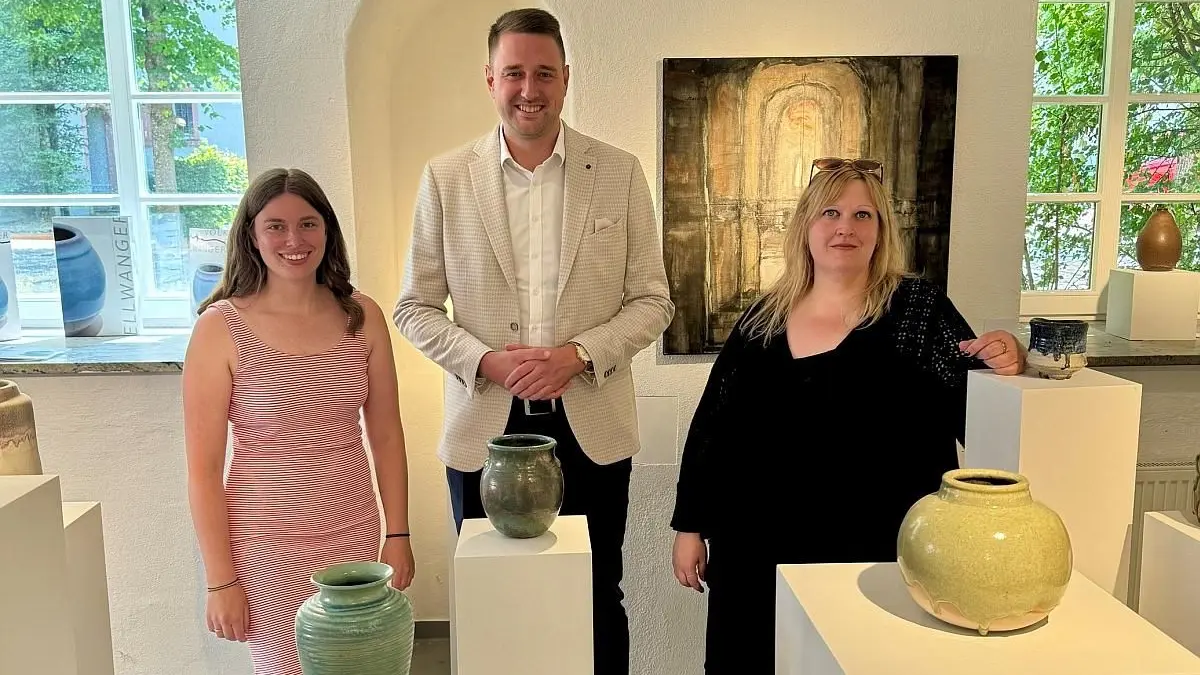 Von links: Sarah Schindler (Tourismus & Kultur), Bürgermeister Patrick Haas und Kuratorin Ariane Faller freuen sich auf die Keramikwochen in Hüfingen in den neuen Räumen des Stadtmuseums für Kunst und Geschichte, in der die Ausstellung des renommierten Künstlers und Keramikprofessors Volker Ellwanger gezeigt werden.