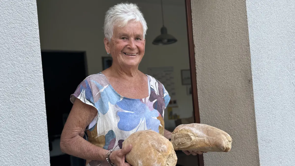 Für ihr Bauernbrot fahren die Leute weit: Helga Güthlin auf ihrem Hof in Ötlingen.