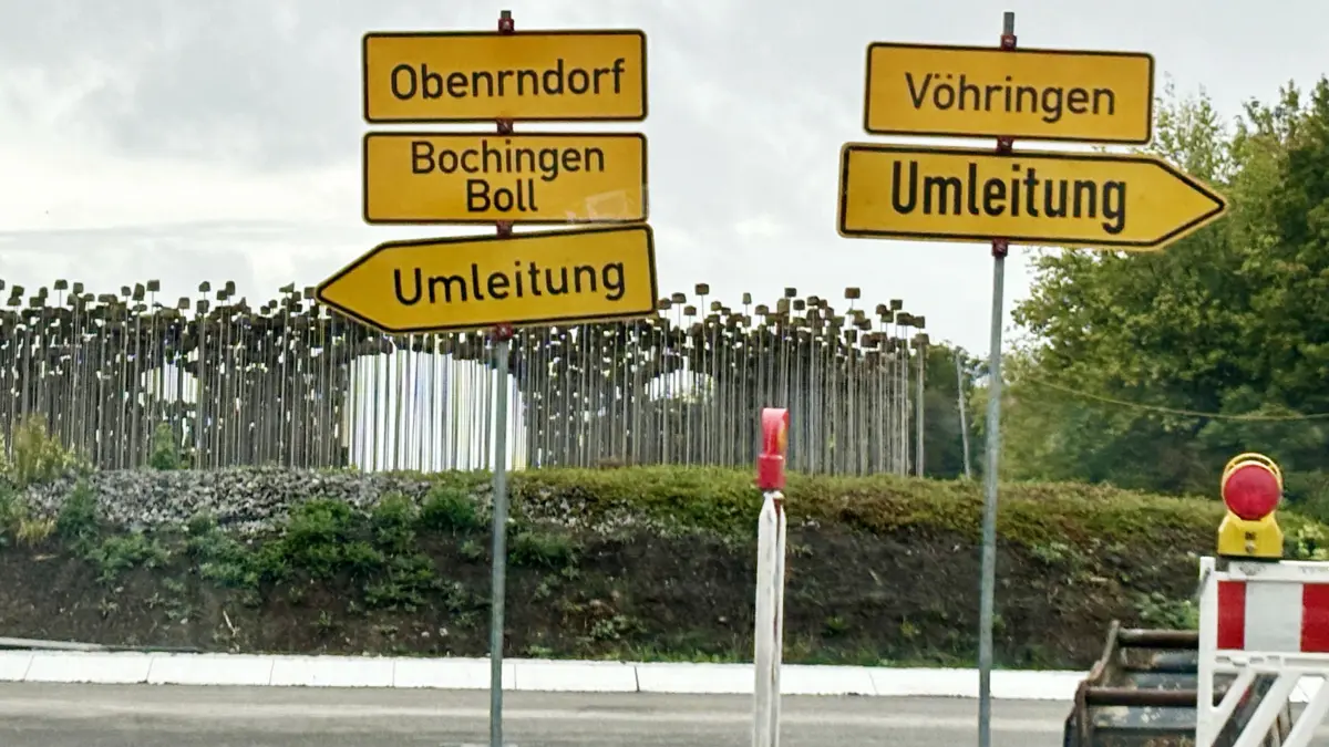Die Beschilderung für die Umleitung am Kreisverkehr zwischen Bochingen und A81 ist verwirrend.