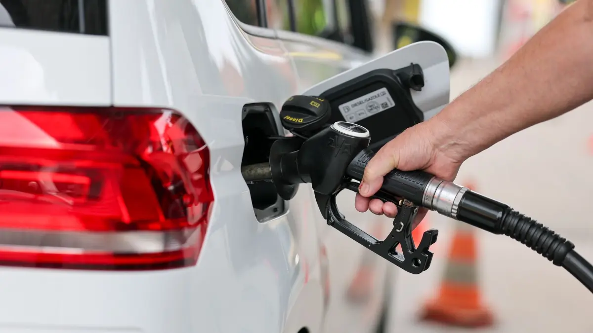 Tanken: ARCHIV - 03.09.2026, Sachsen-Anhalt, Lutherstadt Eisleben: Ein Autofahrer betankt seinen VW Touran mit Diesel an einer Tankstelle in Eisleben. (zu dpa: «Grüne zu hohen Tankpreisen: Kanzler lässt Menschen im Stich») Foto: Jan Woitas/dpa +++ dpa-Bildfunk +++
