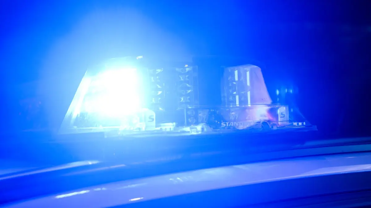 Blaulicht bei Nacht: ARCHIV - 06.12.2024, Niedersachsen, Hannover: Ein Blaulicht leuchtet auf einem Einsatzfahrzeuge der Polizei. (zu dpa: «Täter-Duo bricht mit Gullydeckel bei Juwelier ein») Foto: Julian Stratenschulte/dpa +++ dpa-Bildfunk +++