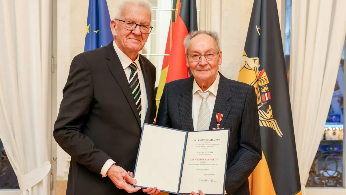 Ministerpräsident Winfried Kretschmann (links) überreichte Gernot Laufer im Dezemer 2024 das Bundesverdienstkreuz. (Archivfoto)