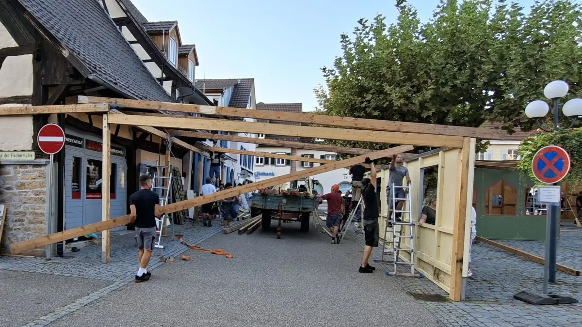 Auf dem Kanderner Blumenplatz wächst die Bude der Nodedaig Chnädder in die Höhe.