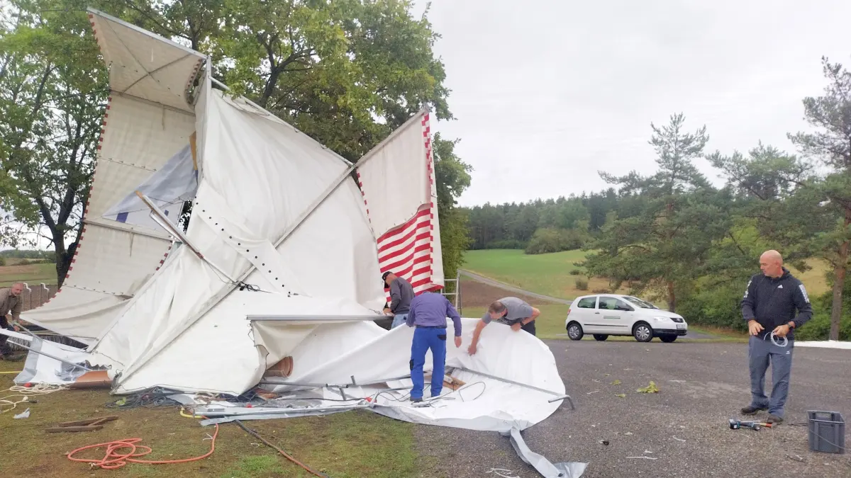Völlig zerstört vom Unwetter wurden zwei Festzelte, die der TC Stetten für die Ausrichtung der bevorstehenden Haigerlocher Tennis-Stadtmeisterschaften aufgebaut hatte.
