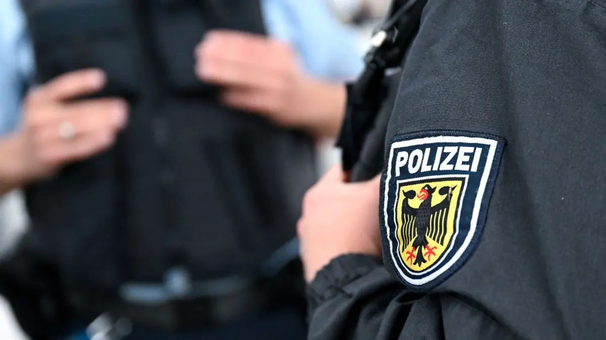 Bundespolizei am Bahnhof: ARCHIV - 03.07.2024, Bayern, München: Bundespolizisten stehen am Hauptbahnhof an einem Bahnsteig. (zu dpa: «Polizei nimmt Hundewelpen am Münchner Hauptbahnhof in Obhut») Foto: Sven Hoppe/dpa +++ dpa-Bildfunk +++