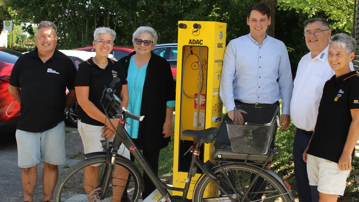Nach vollbrachter Tat stellten sich die Ergenzinger ADAC‑Ortsclubmitglieder, die beiden Vertreter des ADAC Württemberg und Ortsvorsteher Timo Wachendorfer unserem Fotografen.