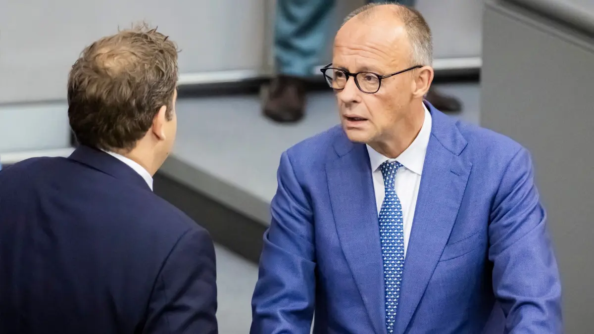 Bundestag - Generalaussprache: 09.09.2026, Berlin: Bundeskanzler Friedrich Merz (CDU, r) und Lars Klingbeil (SPD), Bundesfinanzminister und Co-Bundesvorsitzender der SPD, sprechen vor der Generaldebatte im Rahmen der Haushaltsberatungen im Bundestag miteinander. Foto: Christoph Soeder/dpa +++ dpa-Bildfunk +++