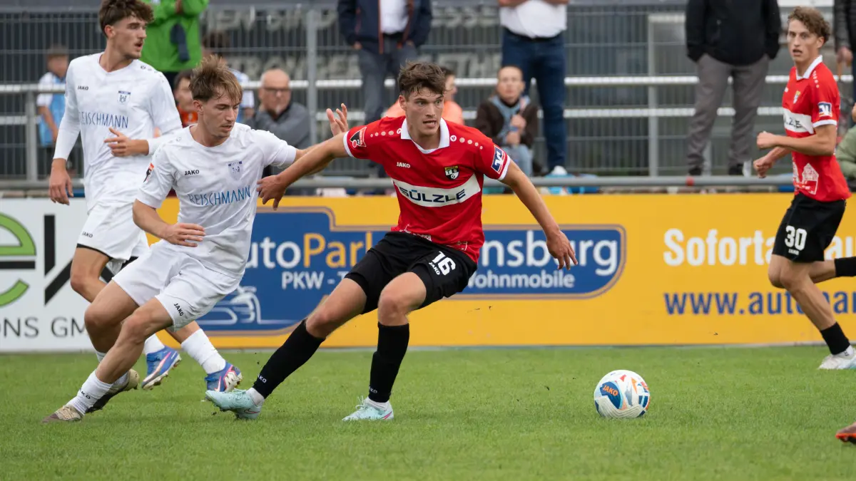 Fussball Oberliga Baden-Wuerttemberg FV Ravensburg - TSG Balingen: Kevin Founes (TSG Balingen Fussball) im Zweikampf, Aktion, mit Simon Schwarz (FV Ravensburg), links
Ravensburg, Deutschland, 09.09.2026: Fussball Oberliga Baden-Wuerttemberg, FV Ravensburg gegen TSG Balingen in der Cteam Arena. Foto: Eibner-Pressefoto/Eky Eibner