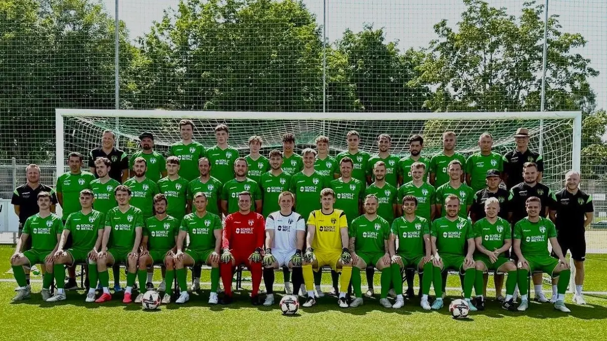 Die Meistermannschaft des FC Brigachtal aus der Saison 2024/2025.