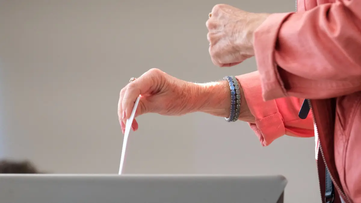 Landtagswahl in Sachsen-Anhalt - Wahllokal in Magdeburg: ARCHIV - 06.09.2026, Sachsen-Anhalt, Magdeburg: Eine Wählerin wirft in einem Wahllokal ihren Stimmzettel in eine Wahlurne. Am Sonntag wird in Sachsen-Anhalt ein neuer Landtag gewählt. (zu dpa: «Stimmen im Wahlkreis Jessen werden teilweise nachgezählt») Foto: Klaus-Dietmar Gabbert/dpa +++ dpa-Bildfunk +++