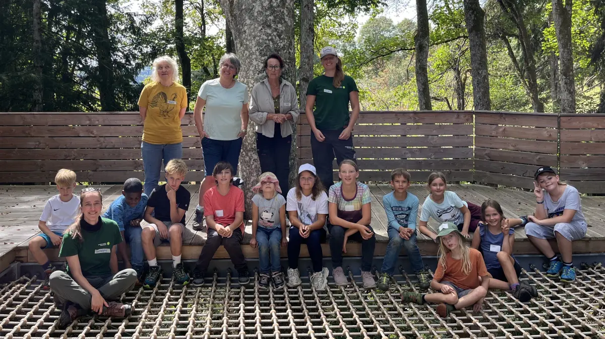 16 Kinder besuchten im Rahmen des Schopfheimer Ferienprogramms das Wildniscamp Häusern im Biosphärengebiet Schwarzwald. Begleitetr wurden sie von Heidi Malnati und Martina Hinrichs von der Arbeiterwohlfahrt Schopfheim.