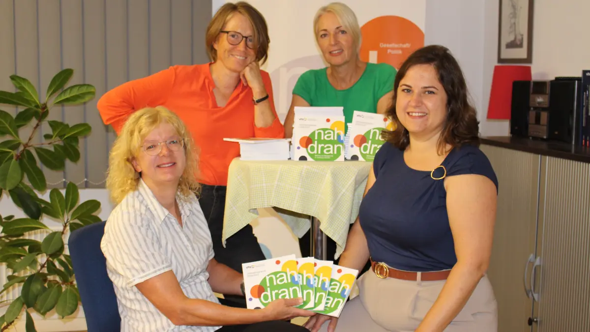 st stolz auf das neue Jahresprogramm der VHS Grenzach-Wyhlen: das Team mit (von links) Sekretärin Sandra Lehmann, VHS-Leiterin Melanie Penninggers, Sekretärin Gunda Sontheimer und Assistentin Vanessa Gersbacher.