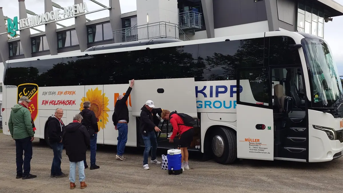 Der Mannschaftsbus des FC Holzhausen vor der MS Technologie-Arena-