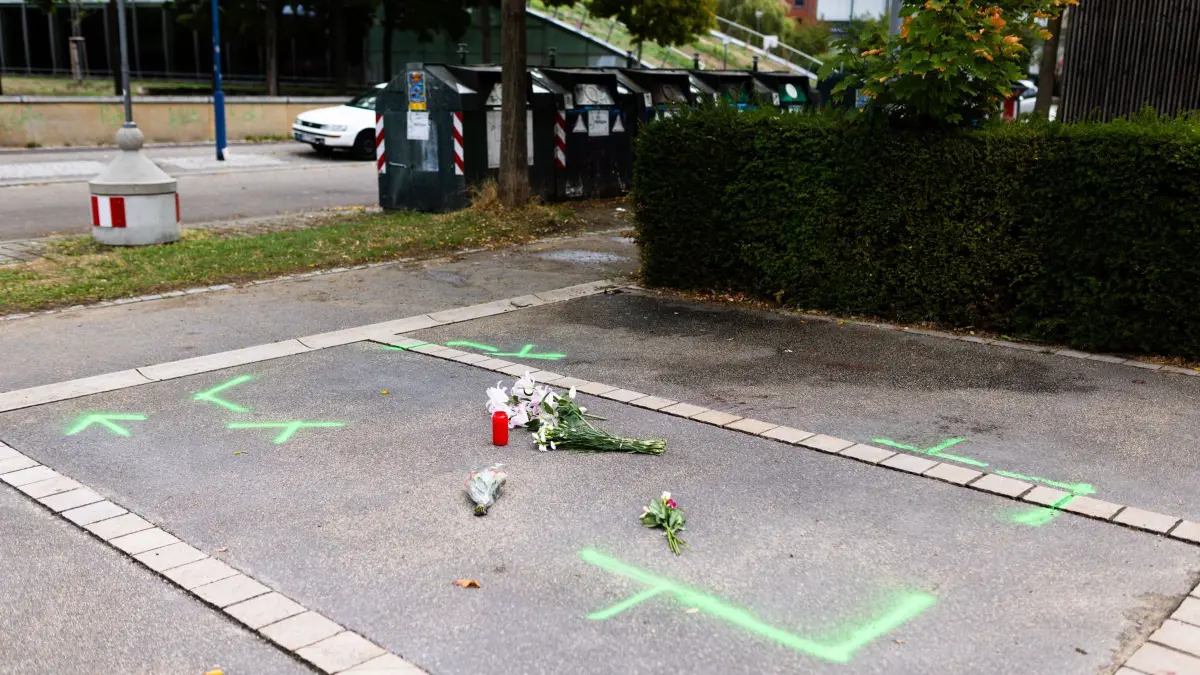74-Jähriger stirbt nach Messerangriff in Freiburg: 09.09.2026, Baden-Württemberg, Freiburg im Breisgau: Blumen liegen an einem Tatort im Freiburger Stadtteil Rieselfeld. Ein 74 Jahre alter Mann ist nach einem Messerangriff am Vorabend in Freiburg in Baden-Württemberg gestorben. Der mutmaßliche Täter sei festgenommen worden, sagte ein Polizeisprecher. Bereits am Sonntag war es in Freiburg zu einem Messerangriff auf einen 29 Jahre alten Mann gekommen, der dabei schwer verletzt wurde. Der Täter wurde nicht gefasst. Die Polizei prüft einen möglichen Zusammenhang zwischen den beiden Angriffen. Foto: Philipp von Ditfurth/dpa +++ dpa-Bildfunk +++