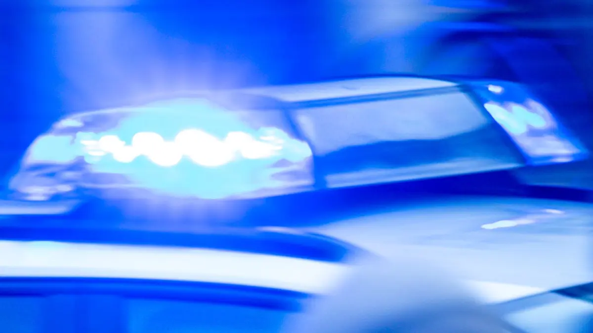 Polizei Symbolbild: ARCHIV - 10.02.2024, Mecklenburg-Vorpommern, Rostock: Ein Streifenwagen der Polizei ist mit Blaulicht im Einsatz. (zu dpa: «14-Jahre alter Radfahrer bei Unfall schwer verletzt») Foto: Jens Büttner/dpa +++ dpa-Bildfunk +++