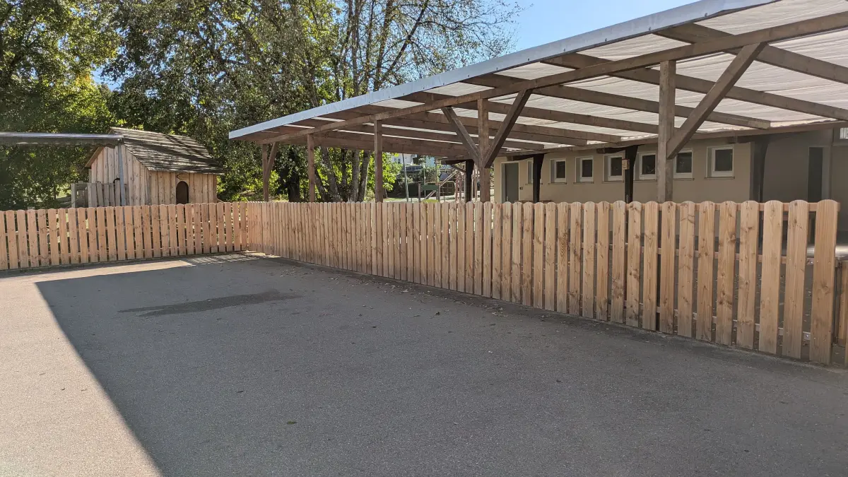 Der vom Zimmerner Bauhof in Flözlingen neu errichtete Zaun beim Kindergarten sorgt in der Eschtalgemeinde für heftige Diskussionen. In einem anonymen Schreiben wird insbesondere der Kommunikationsstil in dieser Angelegenheit kritisiert.