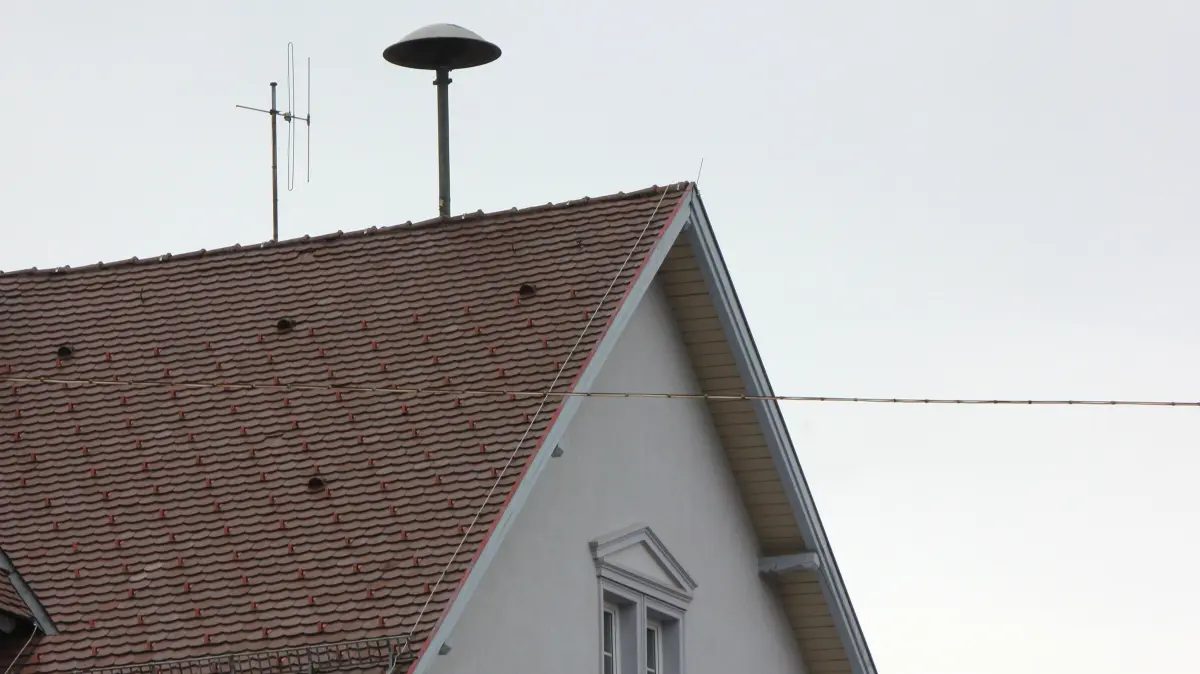 Ältere Sirene auf dem Ringinger Schulhausdauch