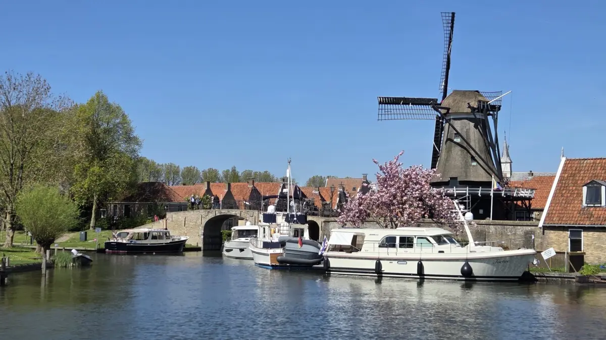 Richtig romantisch ist es auf den Seefahrtsstrecken im niederländischen Friesland. Am kleinsten Ort Sloten bekommt man kaum Anlegeplätze.