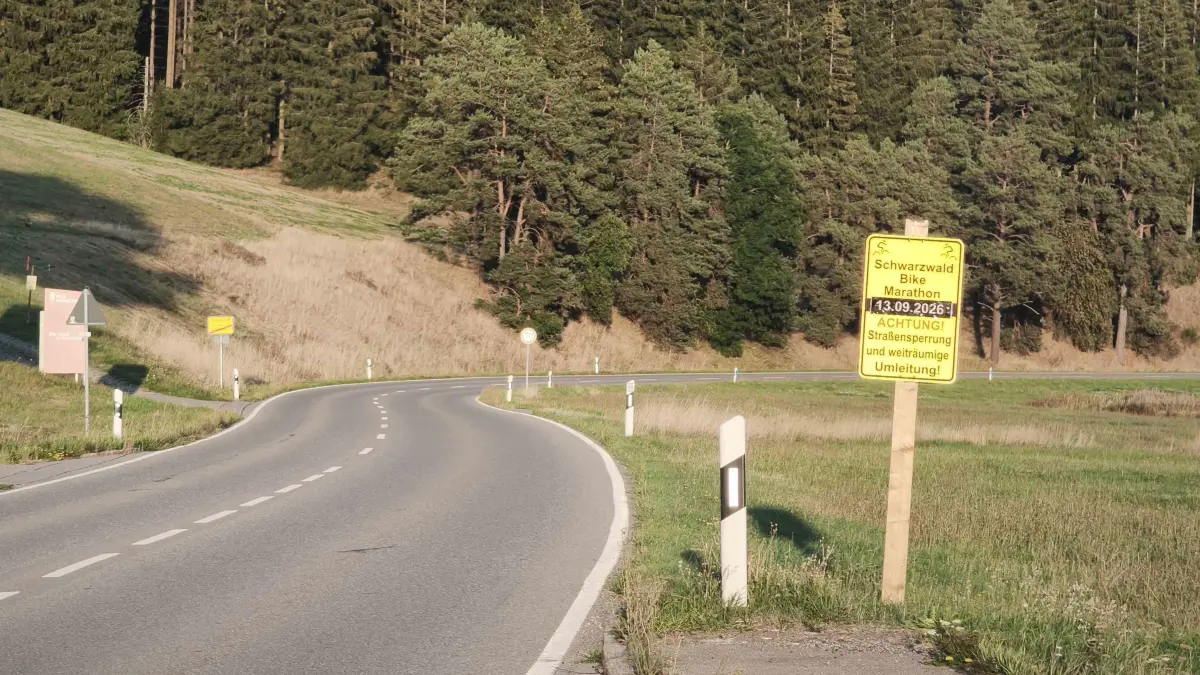 Einen besonderen Einschnitt bei den Sperrungen rund um den Schwarzwald Bike Marathon stellt die Sperrung der Landstraße zwischen Schönenbach Sonne und Vöhrenbach dar, denn Umleitungen sind nur möglich über Rohrbach/Unterkirnach oder Urach/Hammereisenbach. Schon seit einigen Tagen wird an der Landstraße mit entsprechenden Hinweisschildern darauf hingewiesen.
