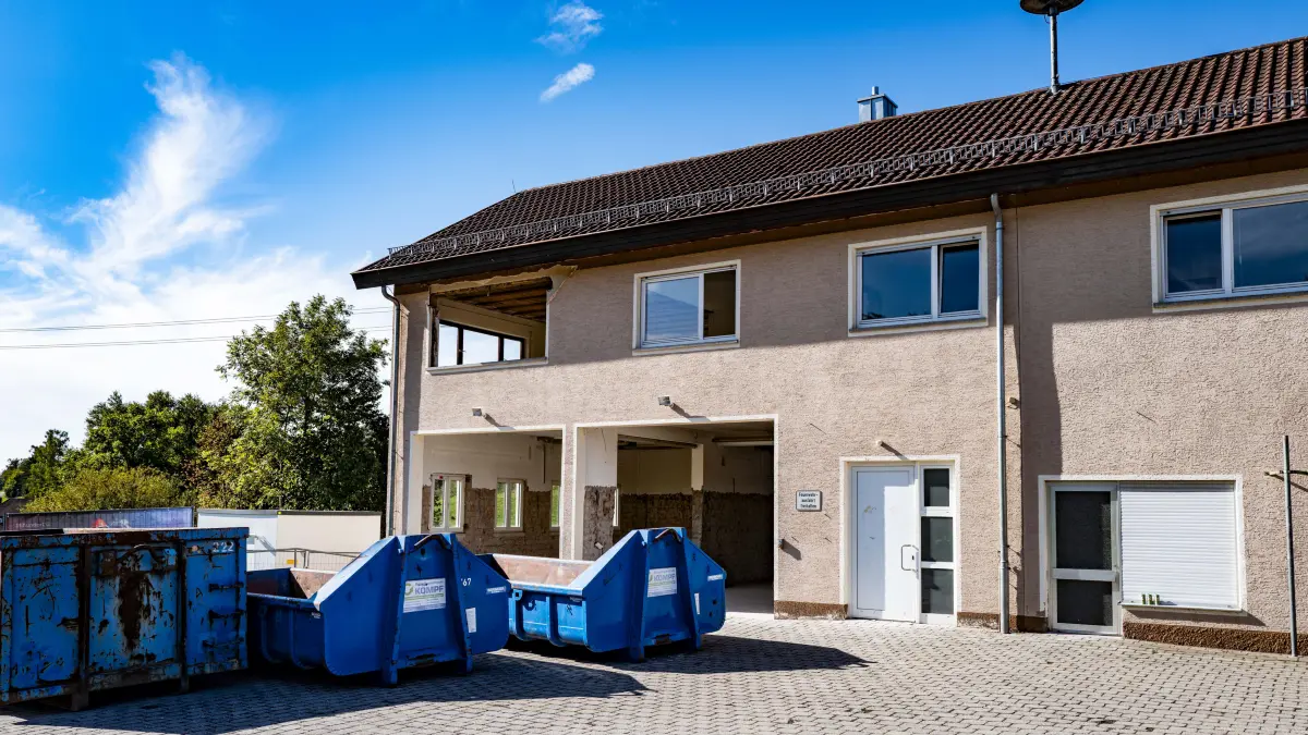 Am Feuerwehrhaus in Rötenbach laufen gerade Abbrucharbeiten.