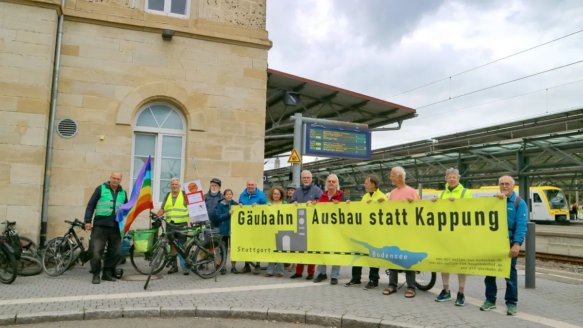 Stadtrat Hubert Nowack von den Grünen (links) empfing die Radler auf ihrer "Tour de Gäubahn" am Rottweiler Bahnhof.