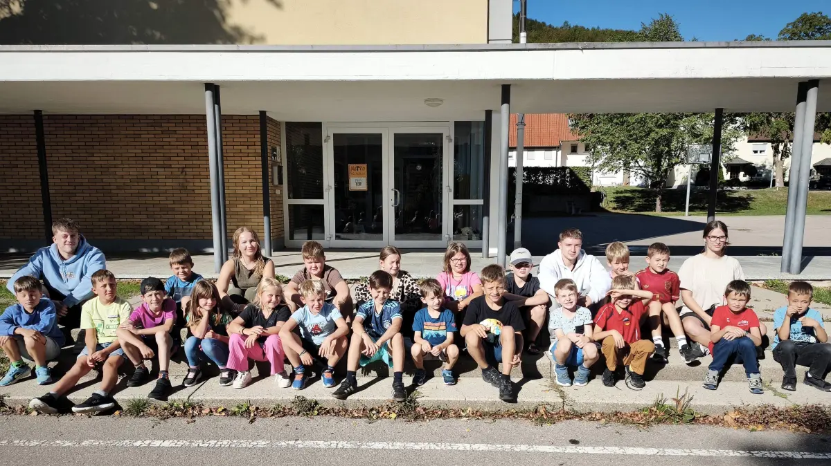 Eine bunte Truppe: Die Ferienspiele in Straßberg sind auf 25 Kinder pro Woche beschränkt. Die Leitung hat Jonas Fürgut (hinten links). Dieses Jahr dürfen sich die Kinder auf Weltreise begeben.