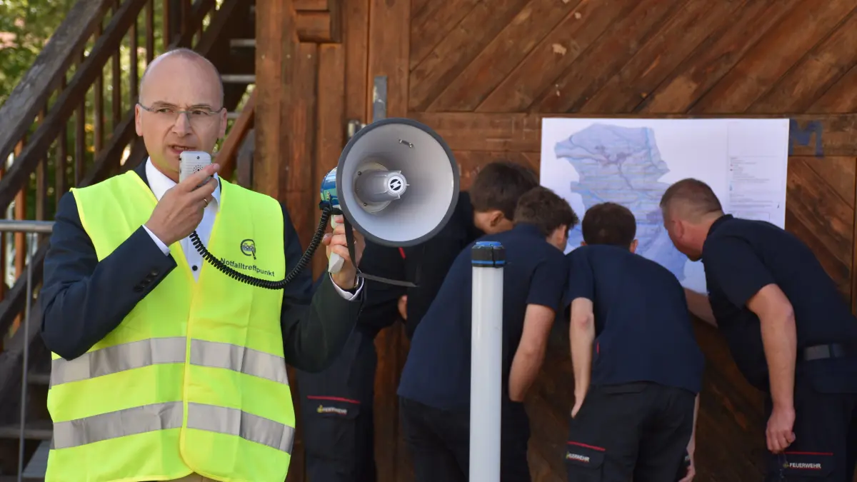 Bürgermeister Martin Ragg erprobte das für den Krisenfall eingeplante Equipment.