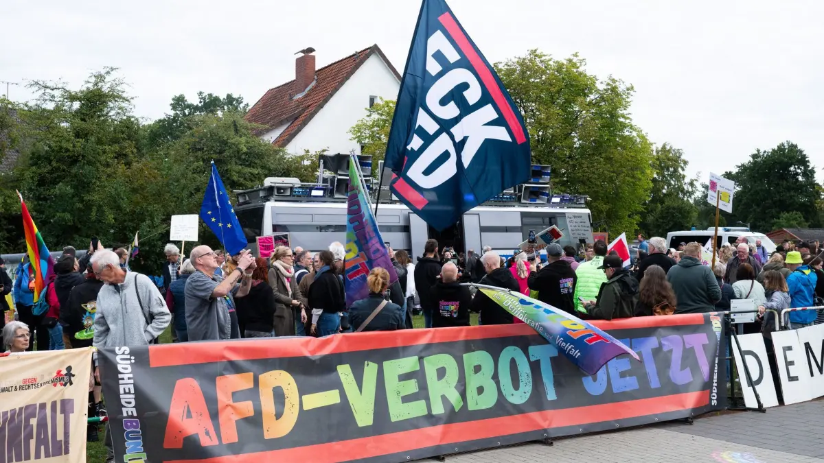 Vor Kommunalwahl in Niedersachsen - Weidel in Wietze: 10.09.2026, Niedersachsen, Wietze: Demonstranten protestieren gegen einen AfD Wahlkampftermin im Bürgersaal Wietze im Vorfeld der Kommunalwahl in Niedersachsen. Foto: Julian Stratenschulte/dpa +++ dpa-Bildfunk +++