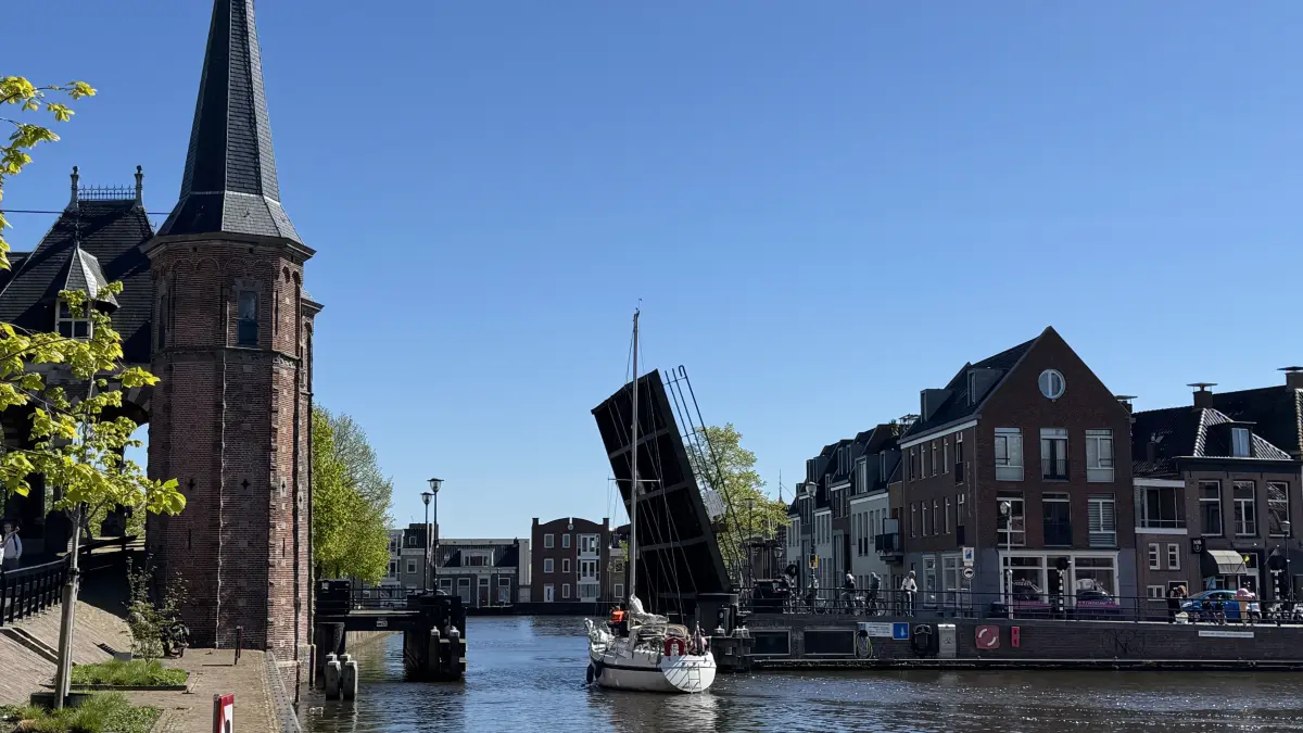 In Friesland ist der Schiffsverkehr mit dem Straßenverkehr gleichberechtigt. Da öffnen sich dann die Brücken für die Boote und die Autos müssen warten.