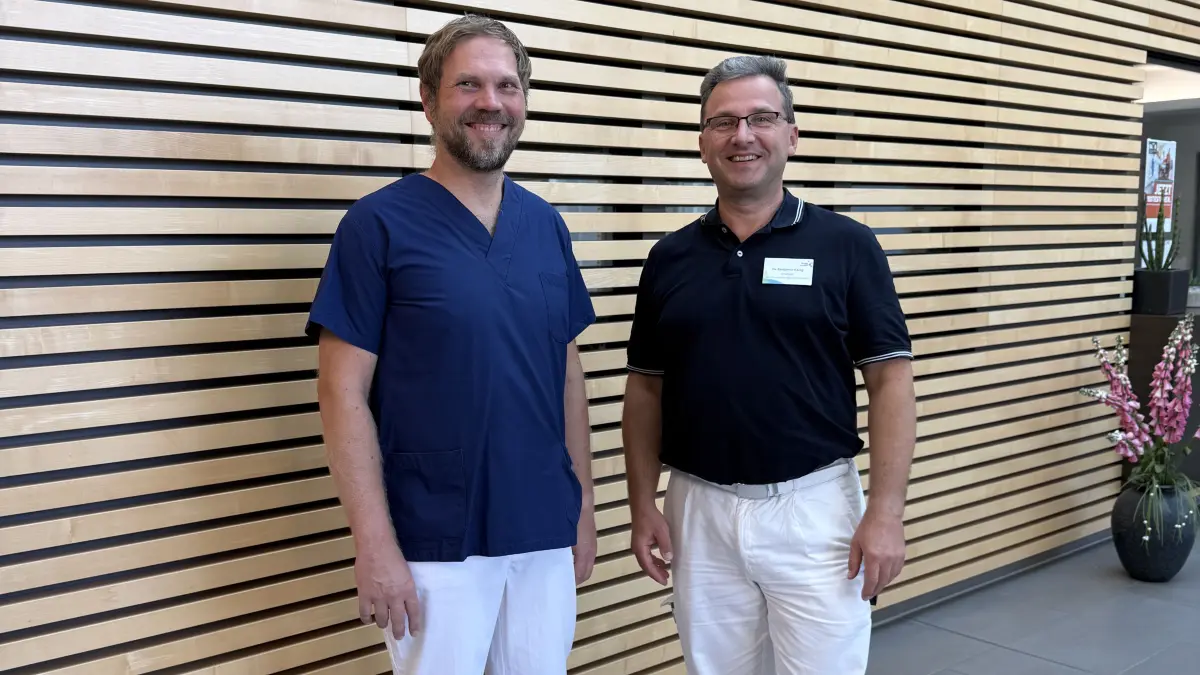 Daniel Baltisberger (Leitender Oberarzt der Unfallchirurgie & Orthopädie, links) und Chefarzt Dr. A. Benjamin König freuen sich über die Hochstufung zum Regionalen Traumazentrum und die Zulassung zum VAV-Haus.