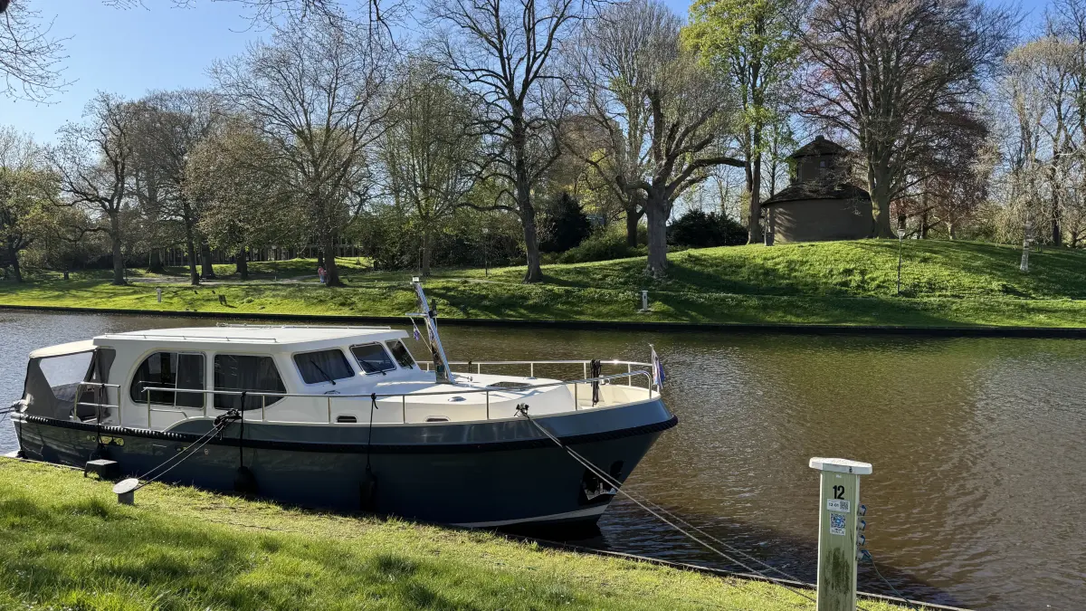 Auf so einer Motoryacht hat man sein eigenes kleines Zuhause immer mit dabei. Landstrom gibt es an den meisten Anlegeplätzen. Und auch Wasser kann aufgefüllt werden.