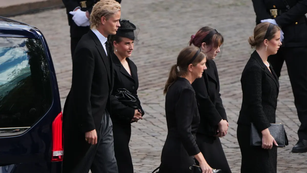 Marius Borg Høiby kommt gemeinsam mit Maud Angelica, Leah Isadora und Emma Tallulah Behn, den drei Töchtern von Prinzessin Märtha Louise, zur Trauerfeier für König Harald V. im Osloer Dom.