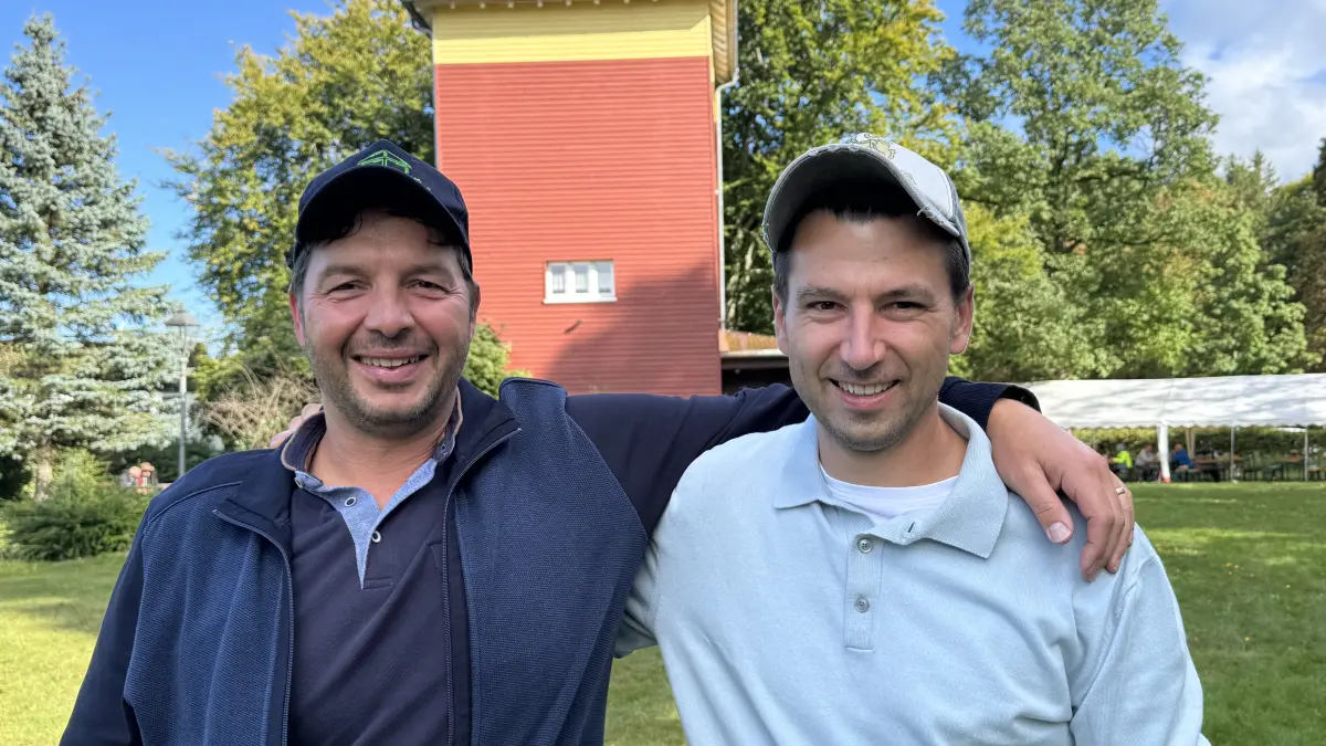 Michael Grzondziel (links') und Sven Feuchter, Ortsvorsteher aus Neusatz und Rotensol, an der Neusatzer Pfütze – sie hoffen auch 2026 auf strahlenden Sonnenschein.