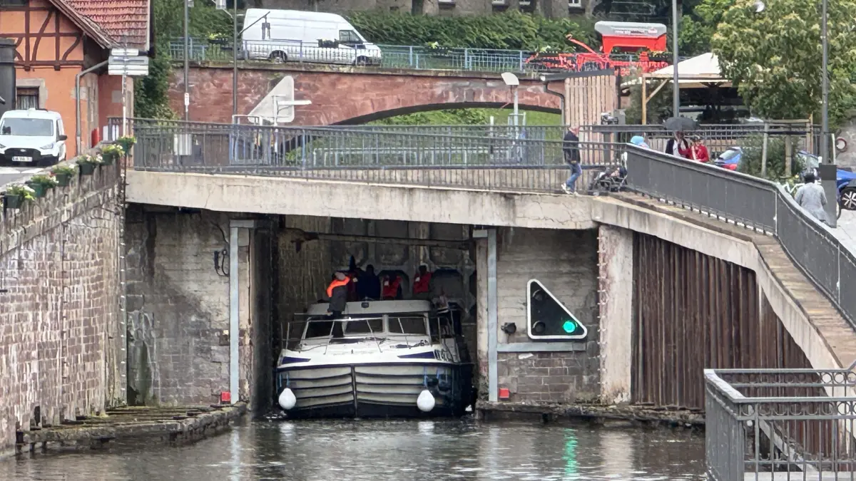 In Saverne in Lothringen befindet sich die Schleuse mitten im Ort nach einer Brücke. Da hat man beim Schleusenvorgang auch immer gleich neugierige Zuschauer.