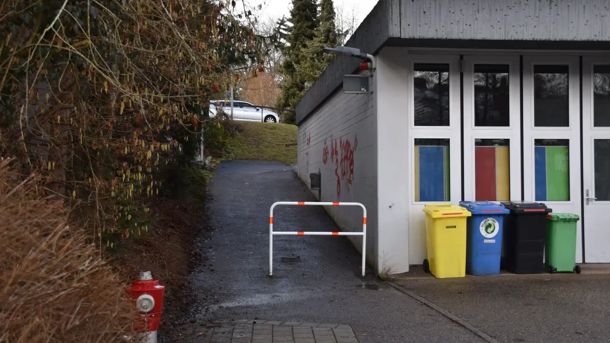 Ab dem kommenden Dienstag, 15. September, ist der Fußweg hinter dem Feuerwehrgerätehaus für längere Zeit nicht mehr nutzbar.