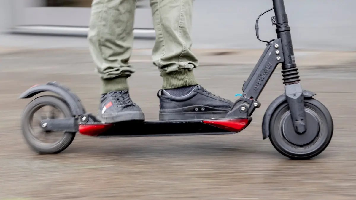 E-Scooter: ARCHIV - 16.05.2019, Berlin: Ein Mann fährt mit einem E-Scooter. (Bewegungsunschärfe durch Mitziehen) (zu dpa: «Polizei stoppt 13-Jährigen auf getuntem E-Scooter») Foto: Christoph Soeder/dpa - ACHTUNG: Dieses Foto hat dpa bereits im Bildfunk gesendet +++ dpa-Bildfunk +++