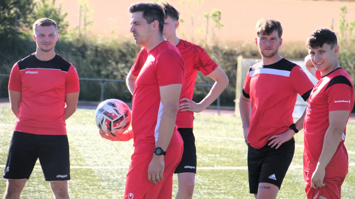 SG-Spielertrainer Felix Schaplewski (Mitte) will, dass seine Mannen den Ball gut verteidigen, aber auch ins gegnerische Tor schießen.