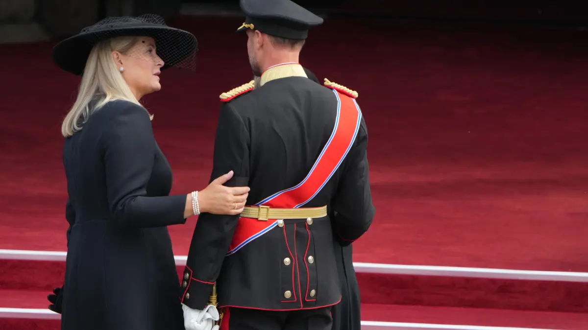 Der norwegische König Haakon VIII. (r) und Königin Mette-Marit treffen im Rahmen der Trauerfeier für den norwegischen König Harald V. an der Osloer Kathedrale ein.