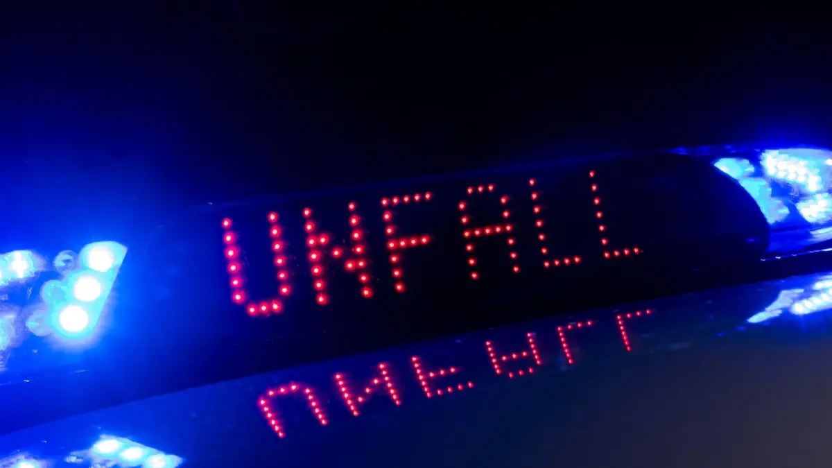 Blaulicht: ARCHIV - 30.06.2018, Sachsen, Dresden: Ist schnell passiert, vor allem wenn es sehr rasant zugeht - ein Unfall auf der Autobahn. (zu dpa: «Tödlicher Unfall: Autotransporter erfasst Lkw-Fahrer») Foto: Monika Skolimowska/dpa-Zentralbild/dpa +++ dpa-Bildfunk +++